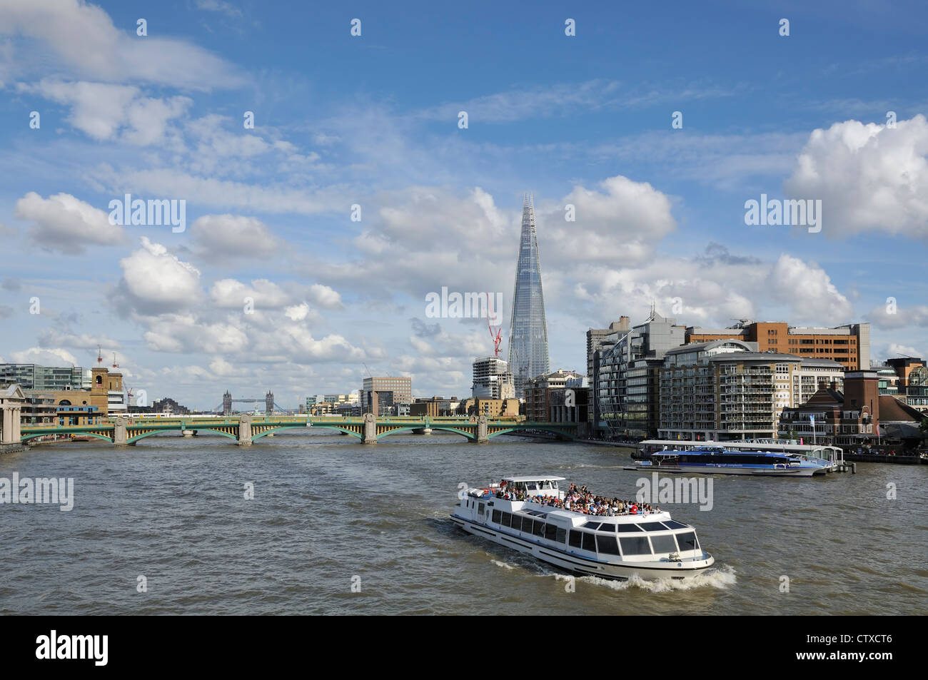 Londons Skyline und die Themse, Großbritannien, mit Blick nach Osten in Richtung Southwark Bridge, mit Tower Bridge und The Shard in der Ferne Stockfoto