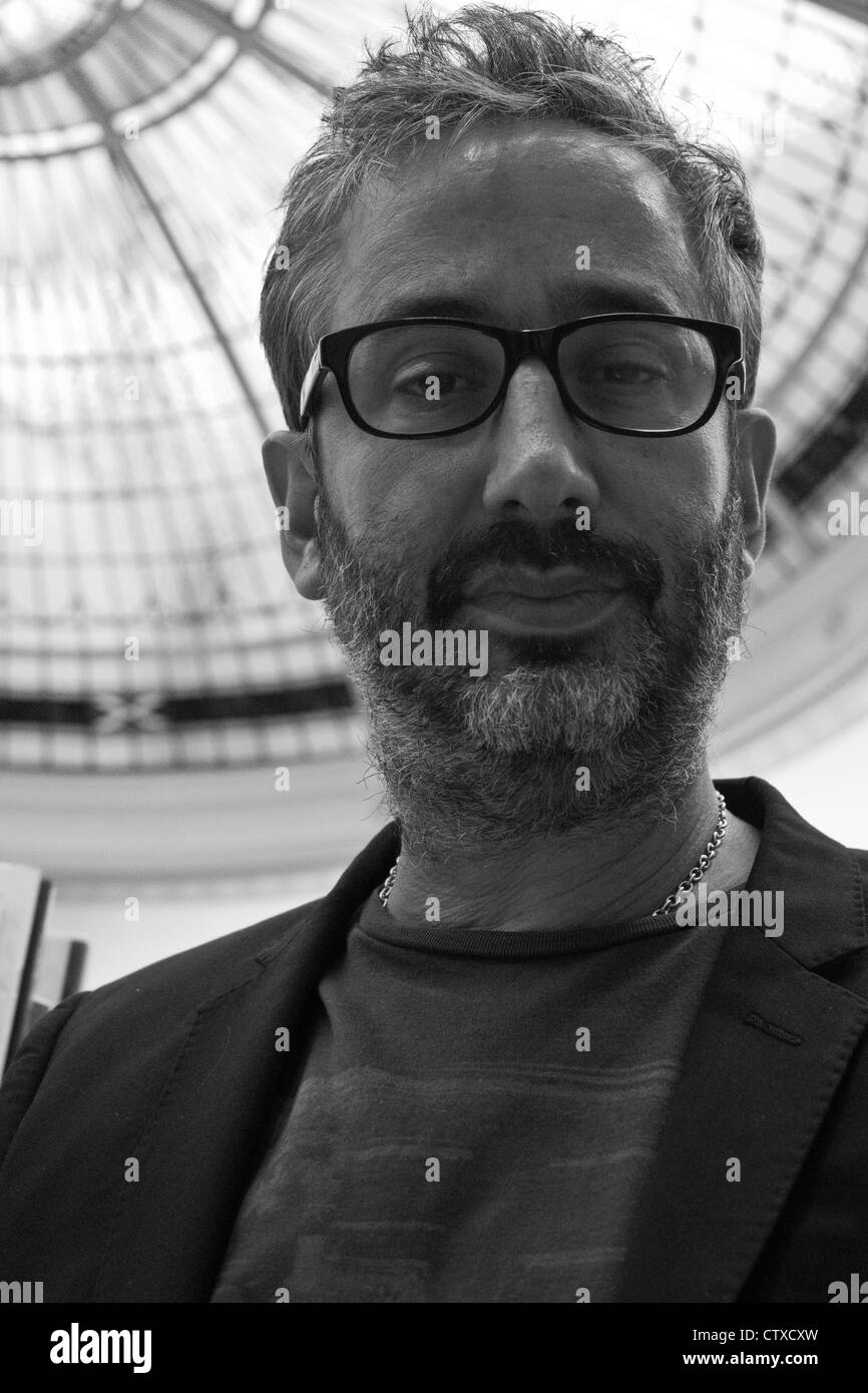 Autor, Komiker, Schauspieler, David Baddiel mit seinem neuen Buch: "Der Tod von Eli Gold" Stockfoto