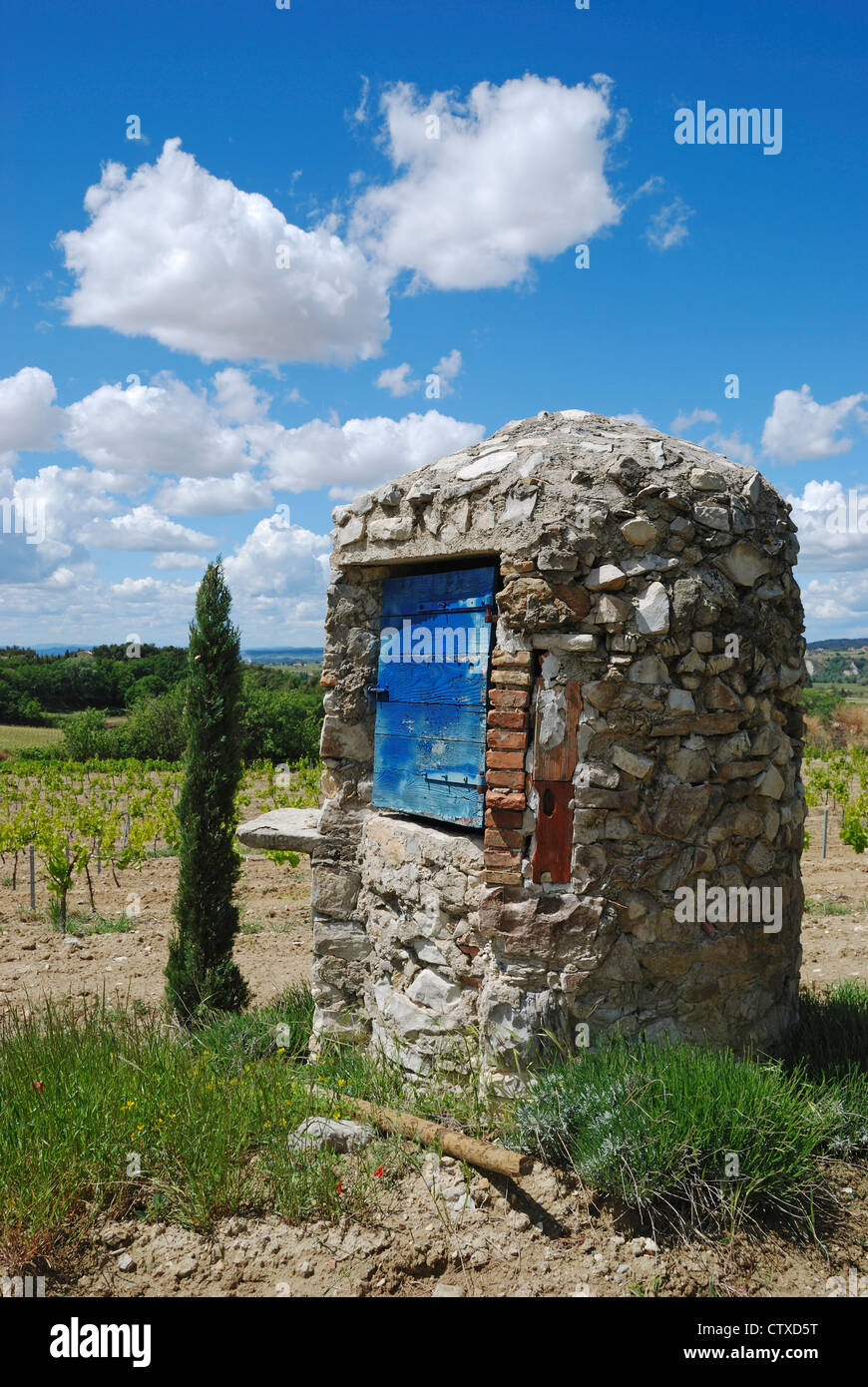 Ein trockener Stein gut Hütte auf einem Weingut in Séguret, Vaucluse, Provence, Frankreich. Stockfoto