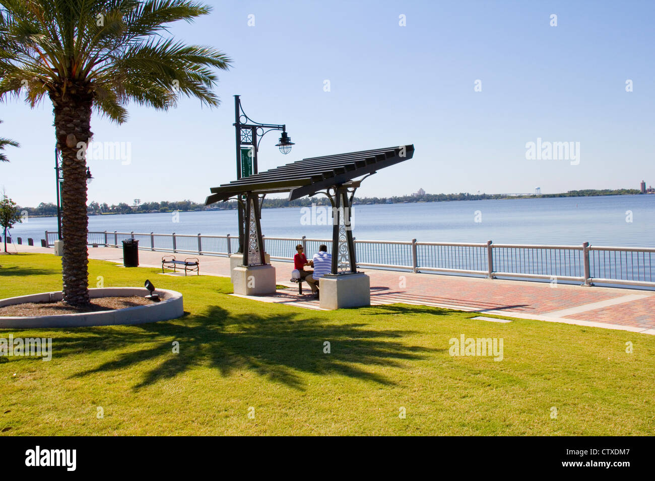 Seeufer-Promenade, komplett mit benutzerdefinierte Beleuchtung und Sitzgelegenheiten, Röcke Lake Charles nahe der Innenstadt von Lake Charles, LA, USA Stockfoto