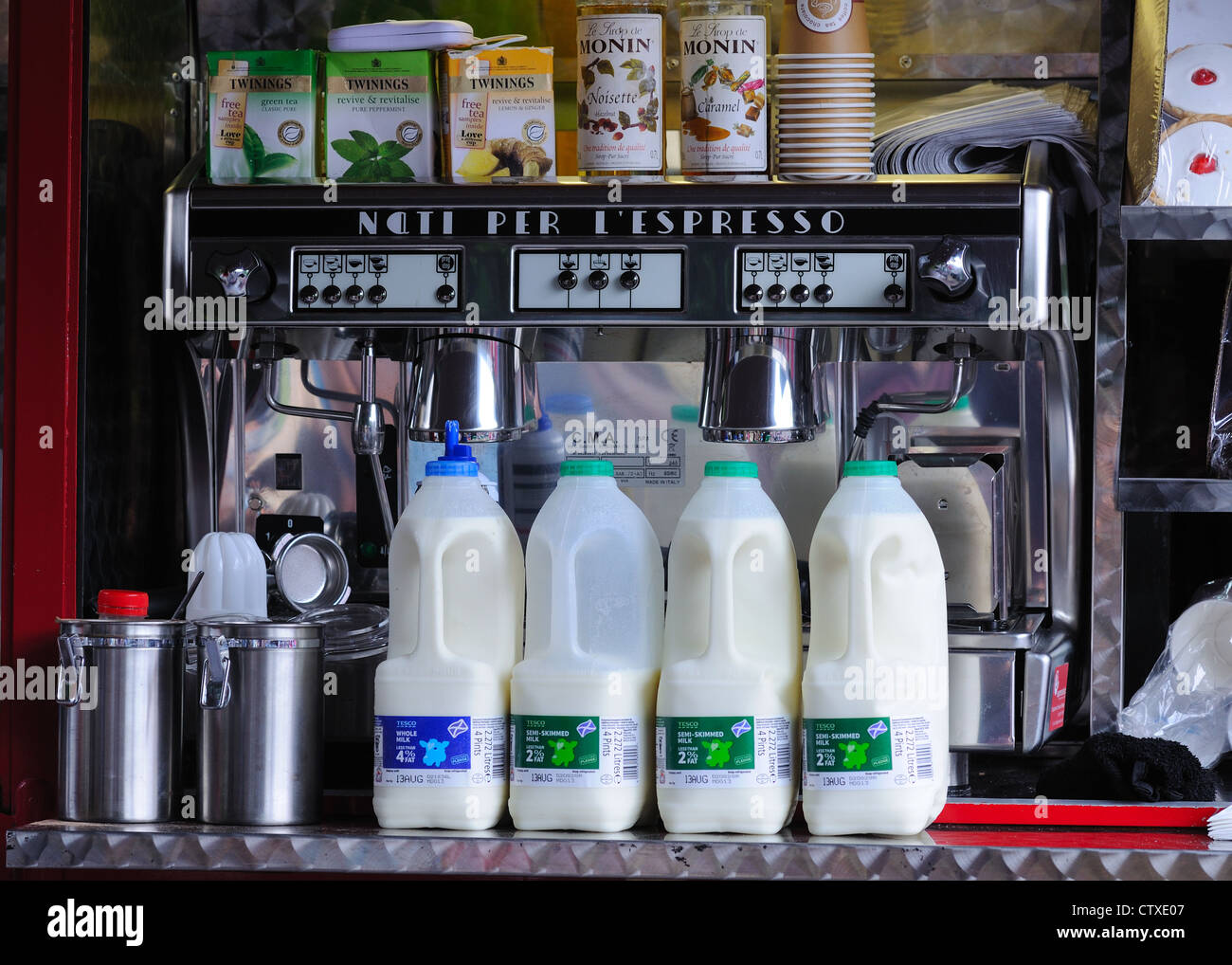 Kunststoff Kartons Milch neben einem Espresso Kaffee und Tee Maschine in ein mobiles Catering Truck Stockfoto