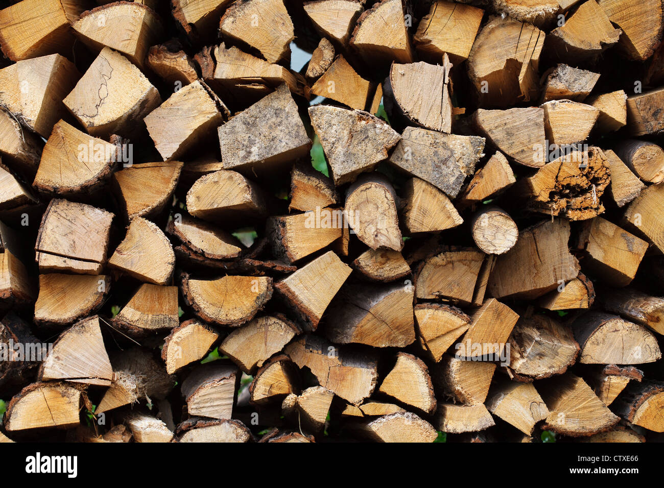 Gestapelte gehackte Holz für den Winter oder Bau Stockfoto