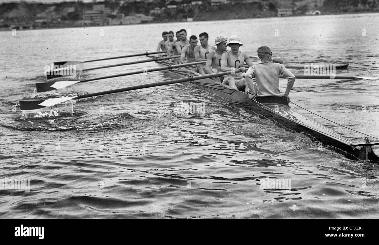 Cornell Varsity - Cornell Varsity-Crew-Team auf dem Hudson River in Poughkeepsie, New York.  Juni 1911 Stockfoto