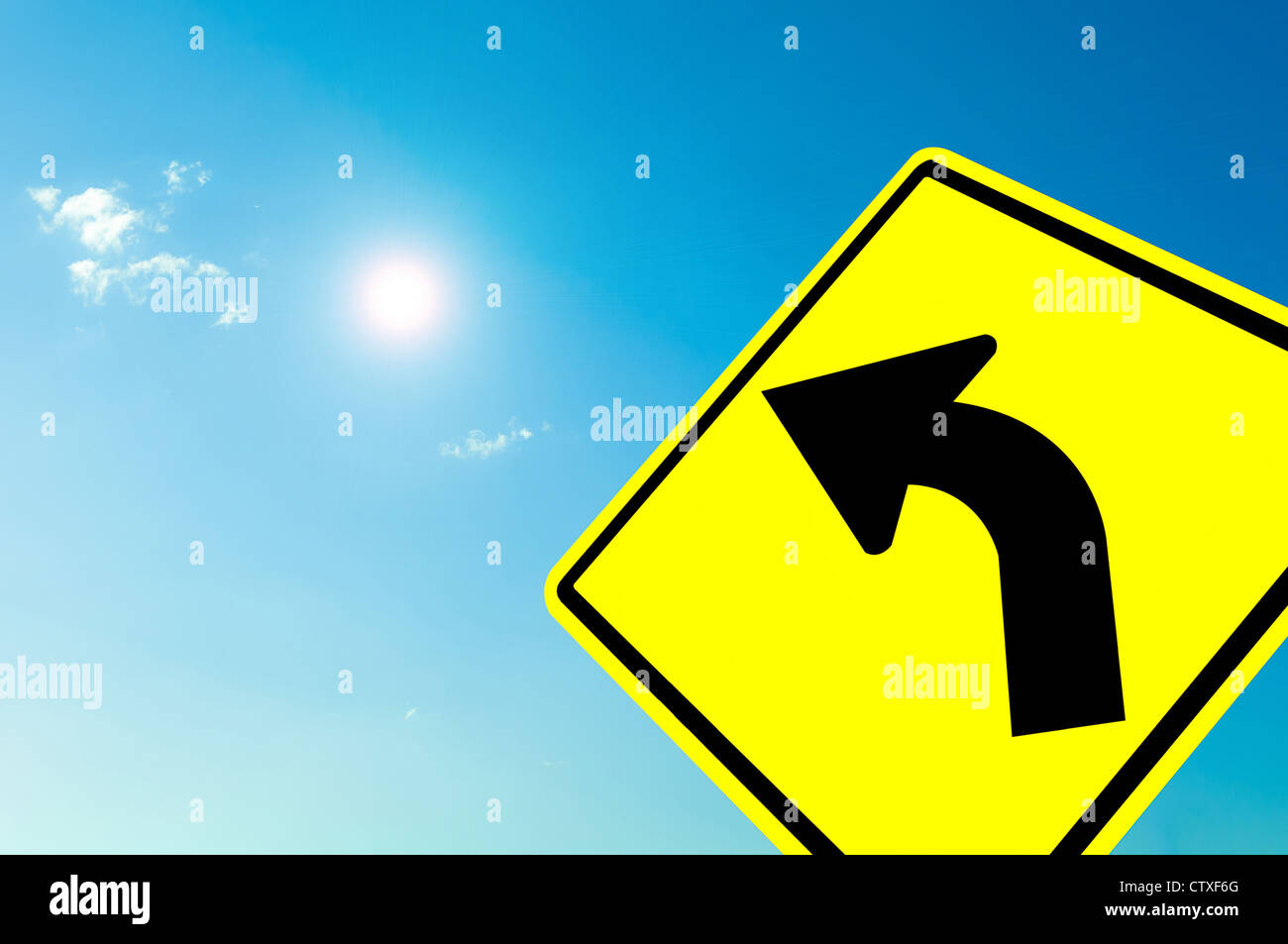 Gekrümmte Straße Verkehrszeichen auf Sonne und blauen Himmel bewölkt Stockfoto