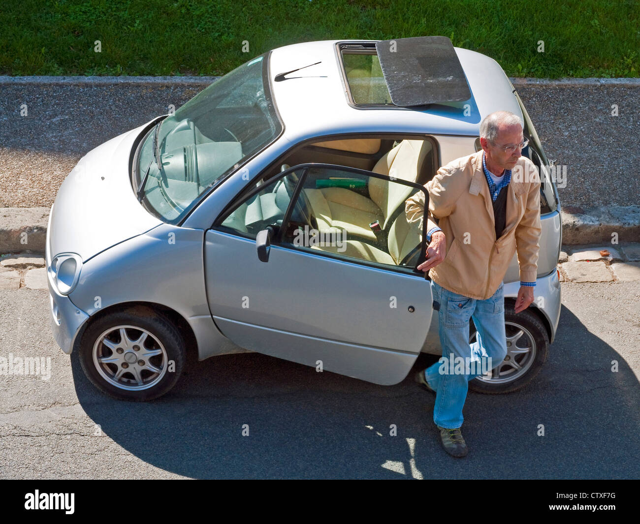 Mann, kleiner Parkplatz (verwendet von den Fahrern ohne Lizenz nach Alkohol am Steuer Überzeugungen) - Frankreich. Stockfoto