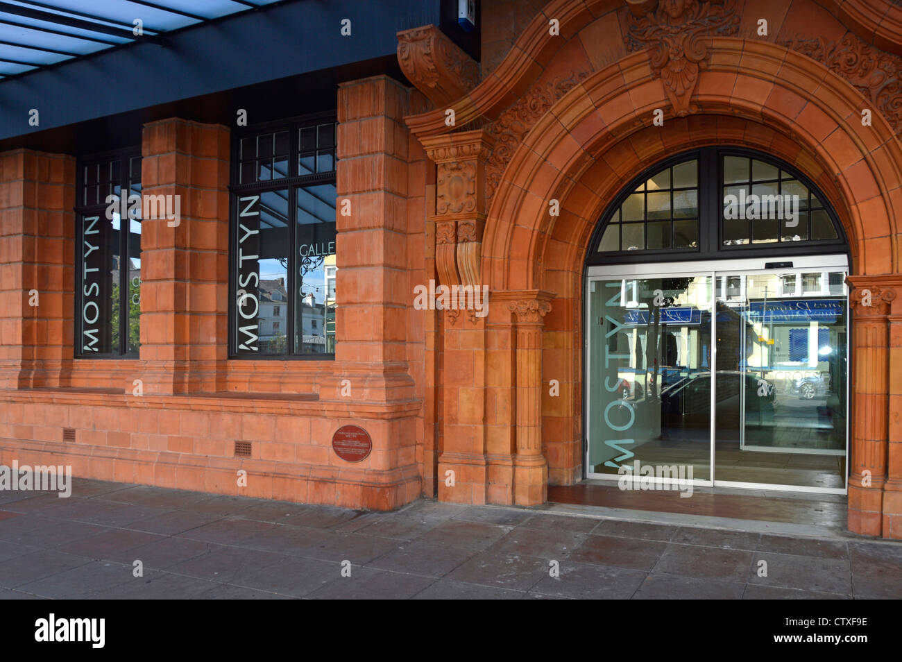 Oriel Mostyn Kunst Galerie Eingang mit Teil seiner roten Backstein und terrakottafarbenen Fassade Llandudno Conwy County Borough Clwyd North Wales UK Stockfoto