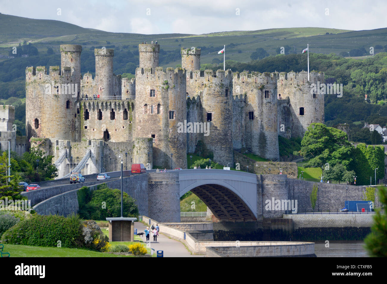 Zum UNESCO-Weltkulturerbe gehörendes Gebäude der Kategorie I, mittelalterliche historische Steintürme von Conwy Castle und moderne Straßenbrücke über den Conwy River North Wales Stockfoto