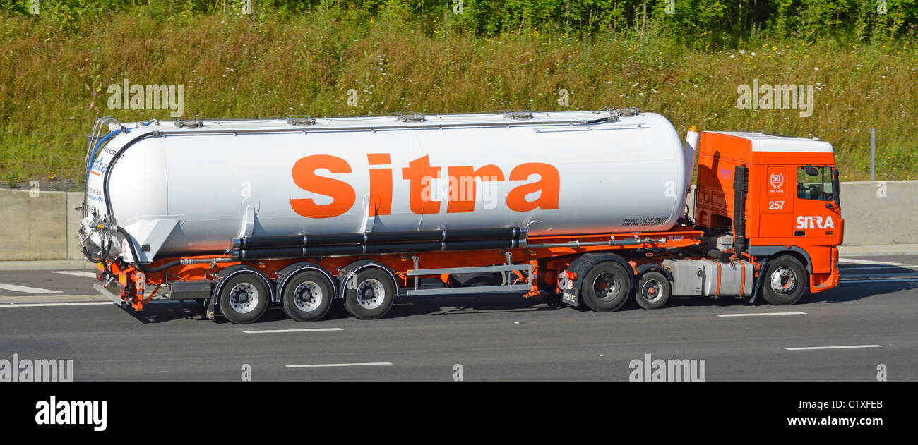 Sitra Lebensmittel & Food Supply chain Transportspezialisten artikuliert Bulk tanker Trailer- und LKW LKW entlang der Autobahn M25 Essex England Großbritannien fahren Stockfoto