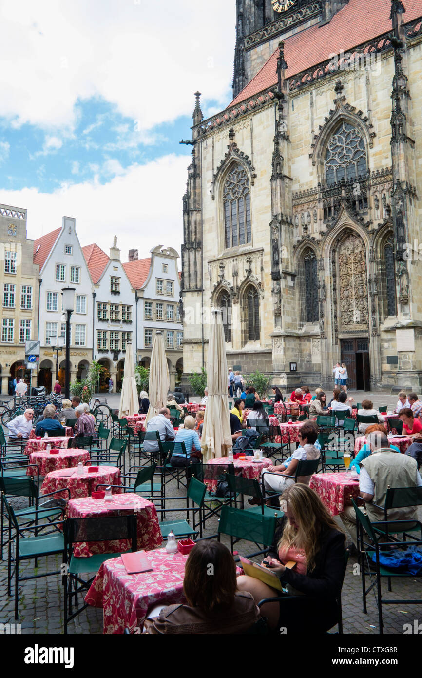 Belebten Straßencafé an der Lambertikirche in Münster Mitteldeutschland Stockfoto