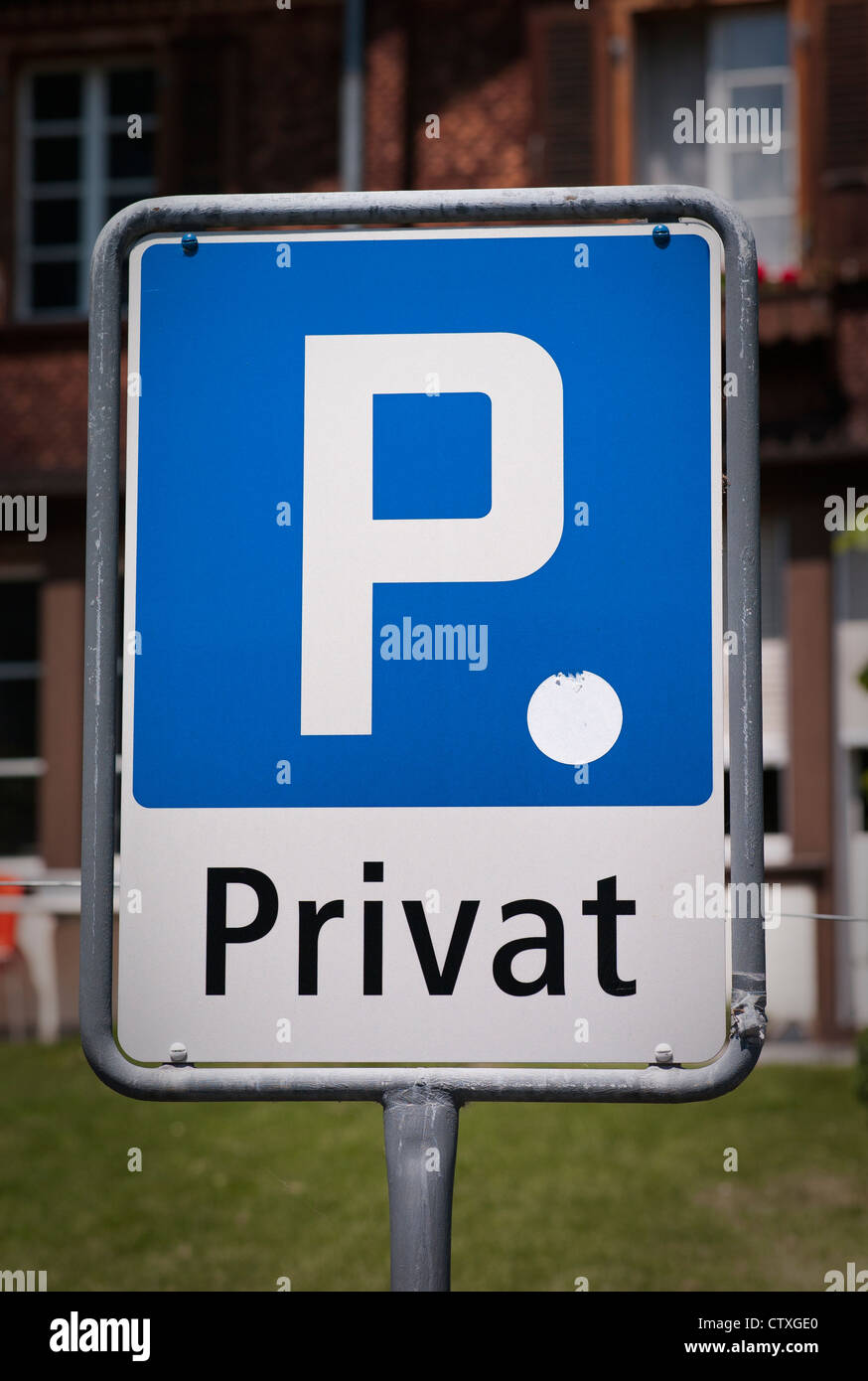 Schild mit P und Privat außerhalb Privatwohnungen in einer Schweizer Stadt Stockfoto