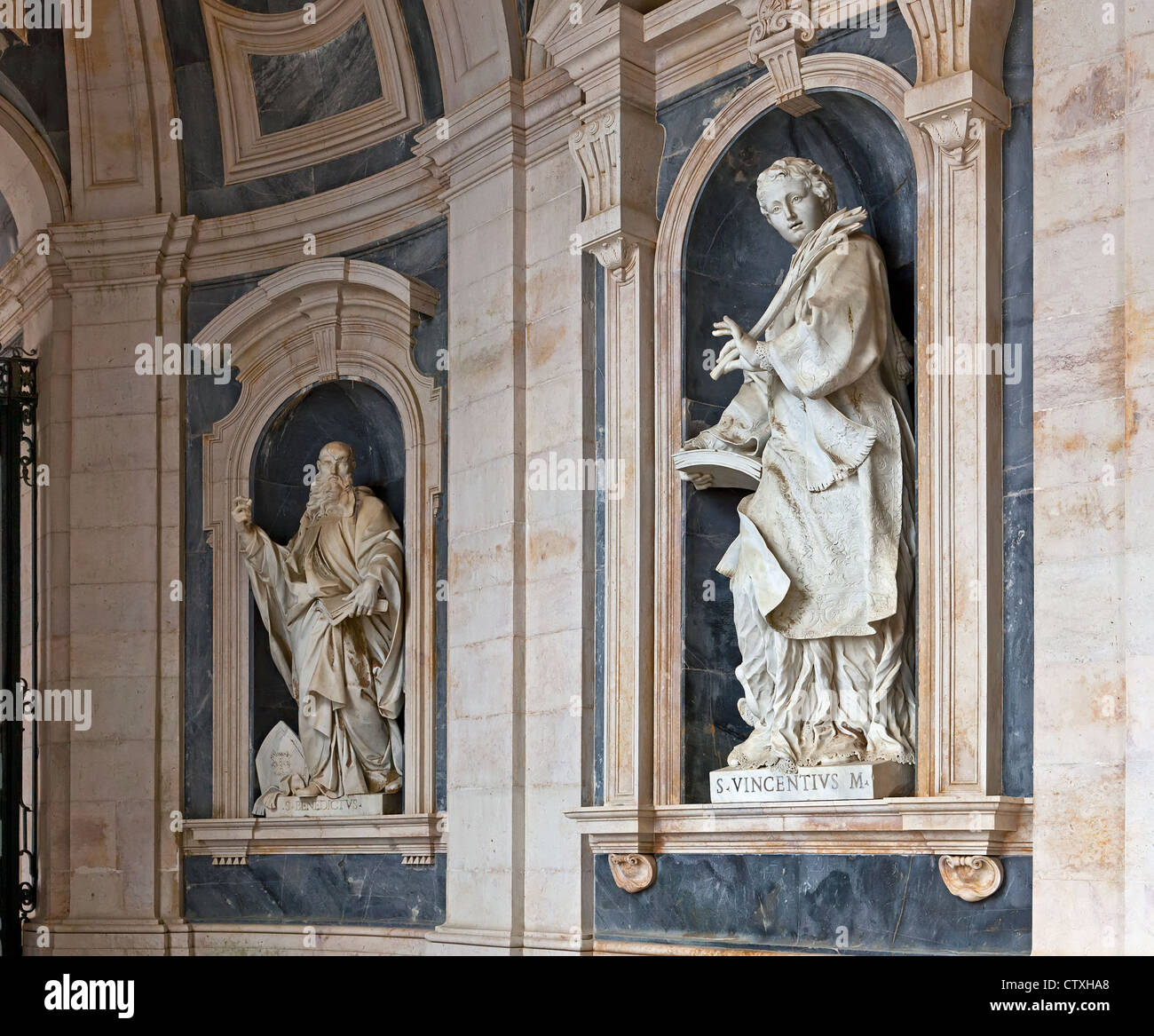 St. Vincent (rechts) und St. Benedict (links) italienischen Barock Skulpturen im Nationalpalast von Mafra und Kloster in Portugal. Stockfoto