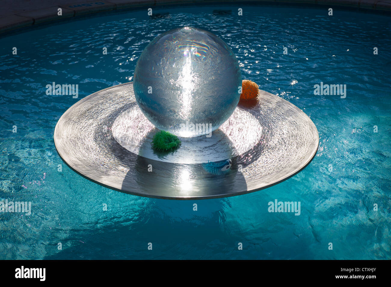Kreisförmige Wasserspiel im Schwimmbad Stockfoto