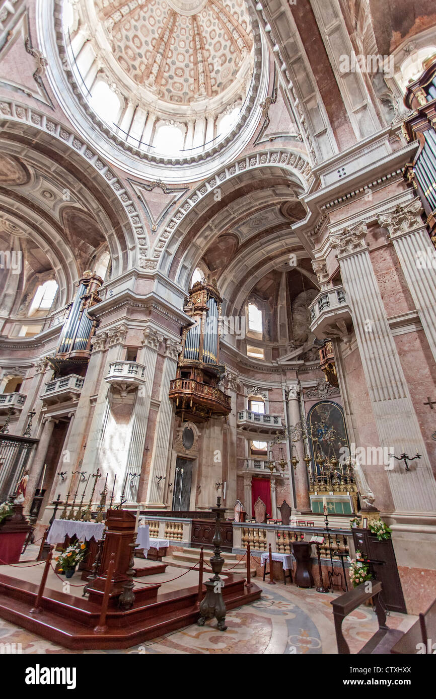 Altar und Kuppel der Basilika von Mafra Palast und Kloster in Portugal. Franziskaner Orden. Barock-Architektur. Stockfoto