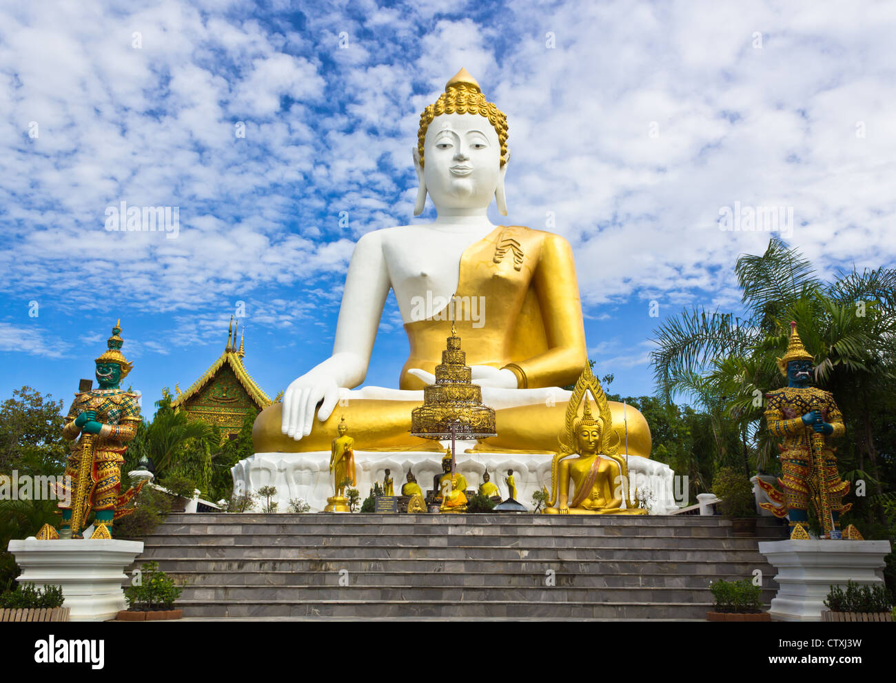 Foto des großen Buddha-Statue auf dem blauen Himmel und weiße Wolken im Hintergrund. Stockfoto