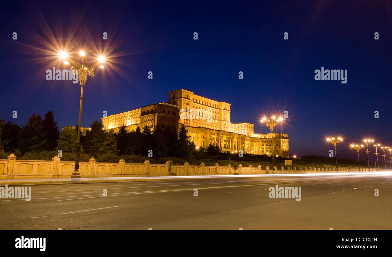 Nacht-Blick auf die Vorderseite des Parlamentsgebäudes in Bukarest Rumänien Stockfoto