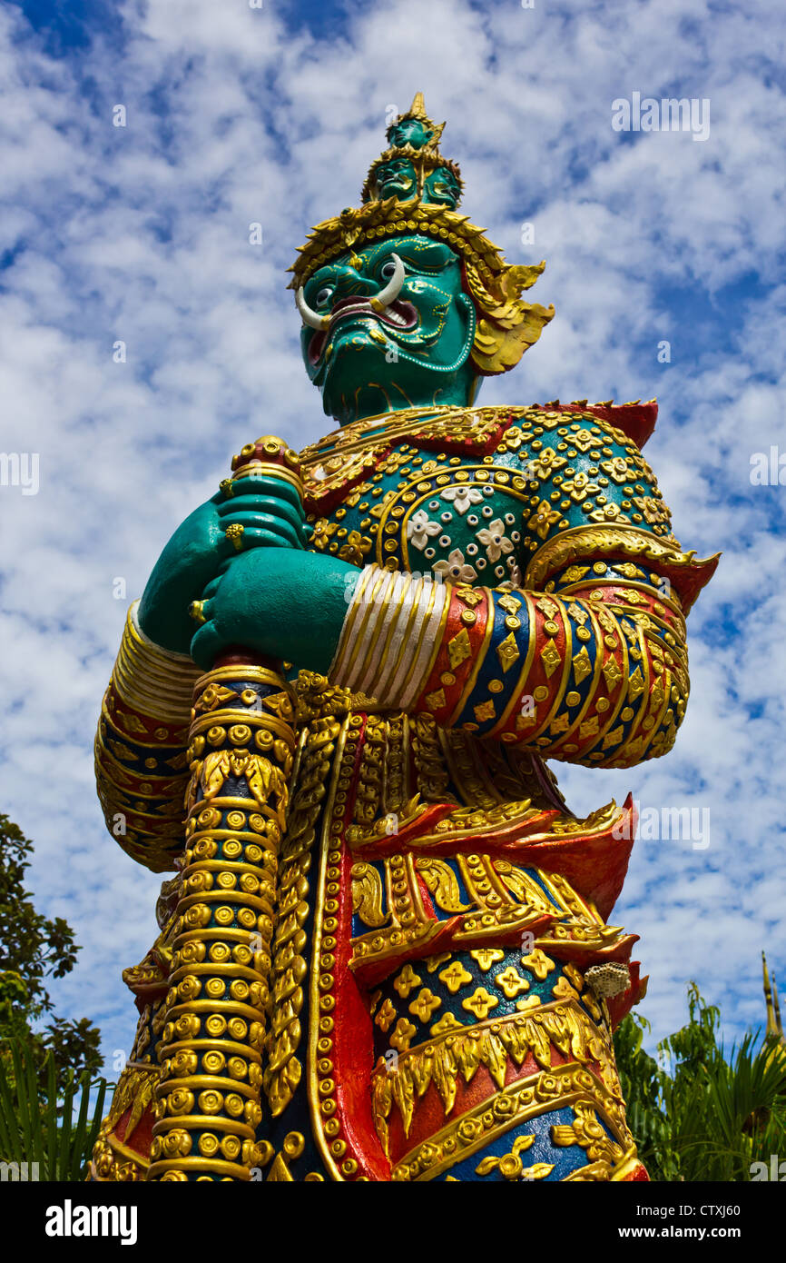 Foto der riesigen Statue im Tempel von Thailand. Stockfoto