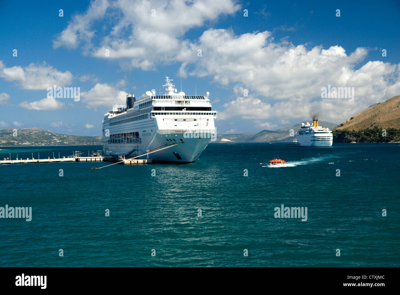 MSC Armonia und Costa Caleta Kreuzfahrtschiffe Argostoli Bay, Argostoli, Kefalonia, Ionische Inseln, Griechenland. Stockfoto