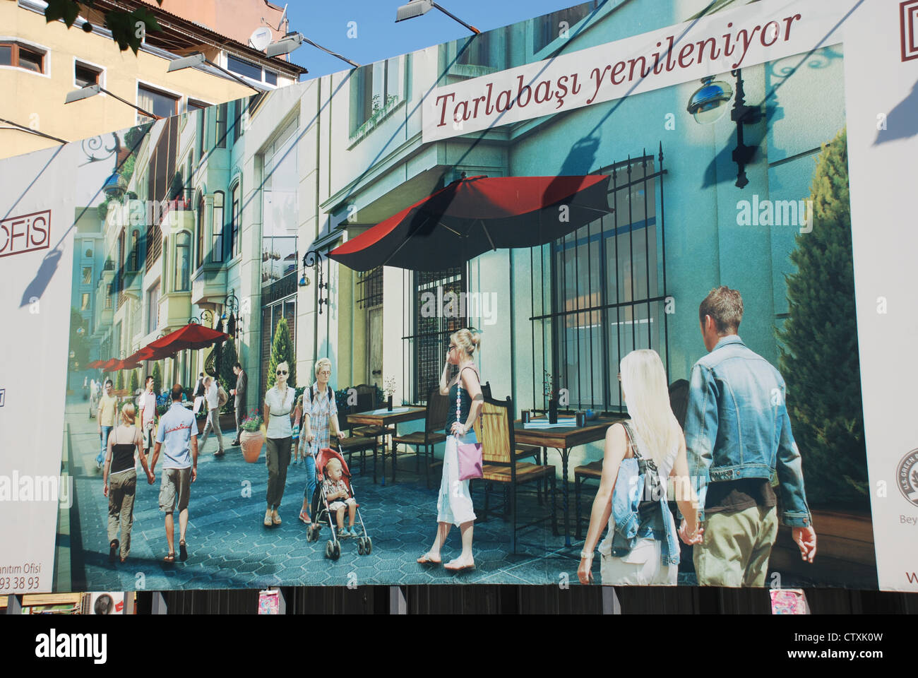 Riesenposter am Rande der soon-to-be gentrified Tarlabasi Stadtteil von Istanbul zeigen neue Bewohner als verdächtig blonde. Stockfoto