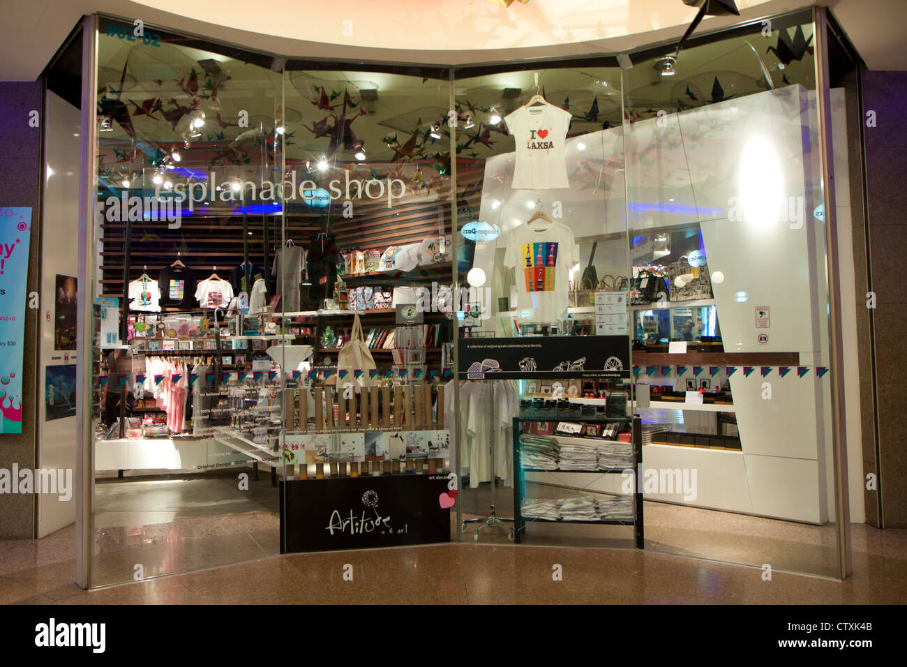 Singapur - März 2012 - Esplanade-Shop im Esplanade Theater in Singapur. Stockfoto