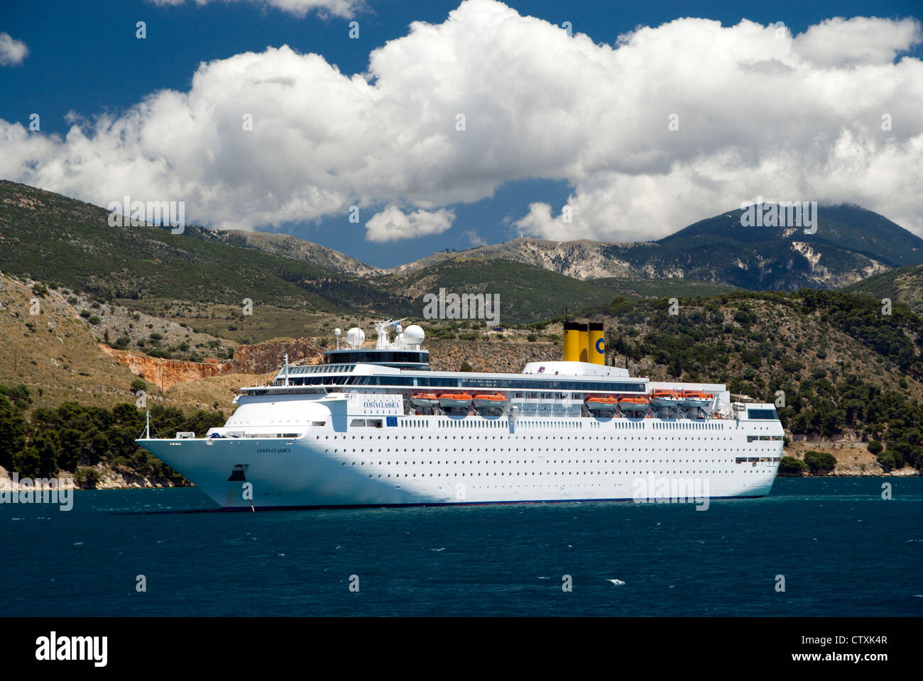 Kreuzfahrtschiff Costa Classica mit Mount Enos in Ferne, Argostoli Bay, Argostoli, Kefalonia, Ionische Inseln, Griechenland. Stockfoto