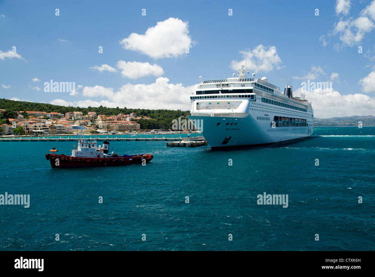 Kreuzfahrtschiff MSC Armonia in der Bucht von Argostoli, Arostoli, Kefalonia, Ionische Inseln, Griechenland ankern. Stockfoto