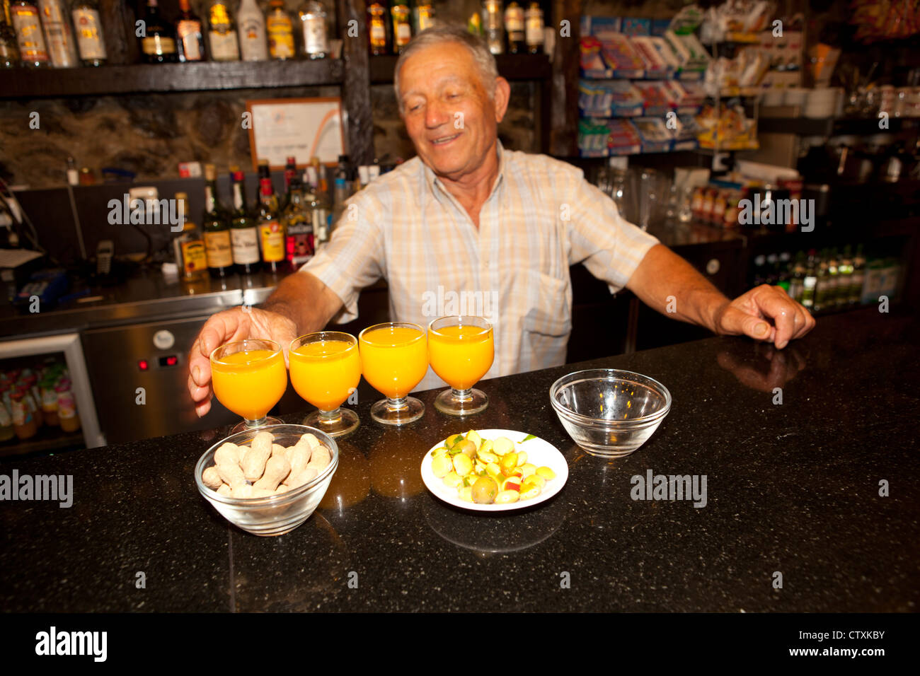 Poncha trinken traditionelle bar Madeira Portugal Stockfoto
