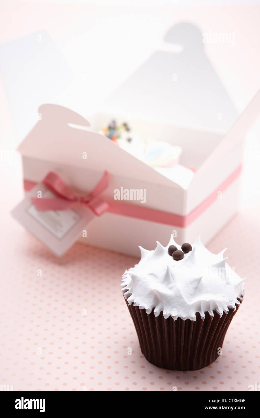 Cupcake in pink-Ribbon-Geschenk-box Stockfoto