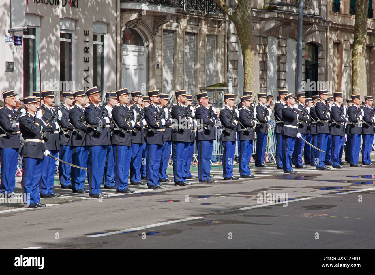 Mitglieder des Gendarmerie ständigen Aufmerksamkeit während einer Meuterei auf der parade durch die Straßen von Lille Stockfoto