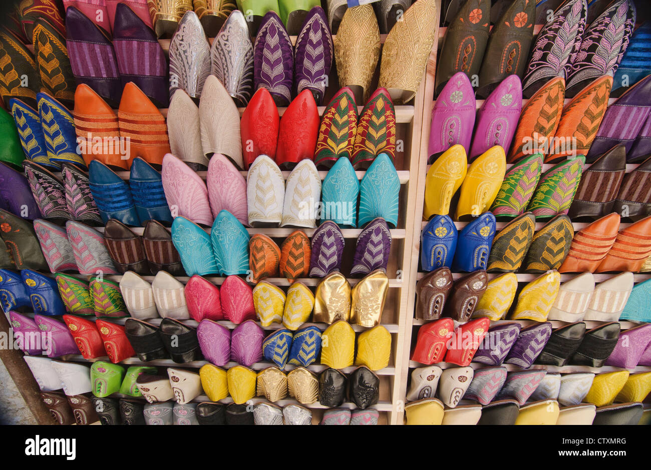 Babouche Hausschuhe zum Verkauf auf dem Quartier Habous-Basar in Casablanca, Marokko Stockfoto