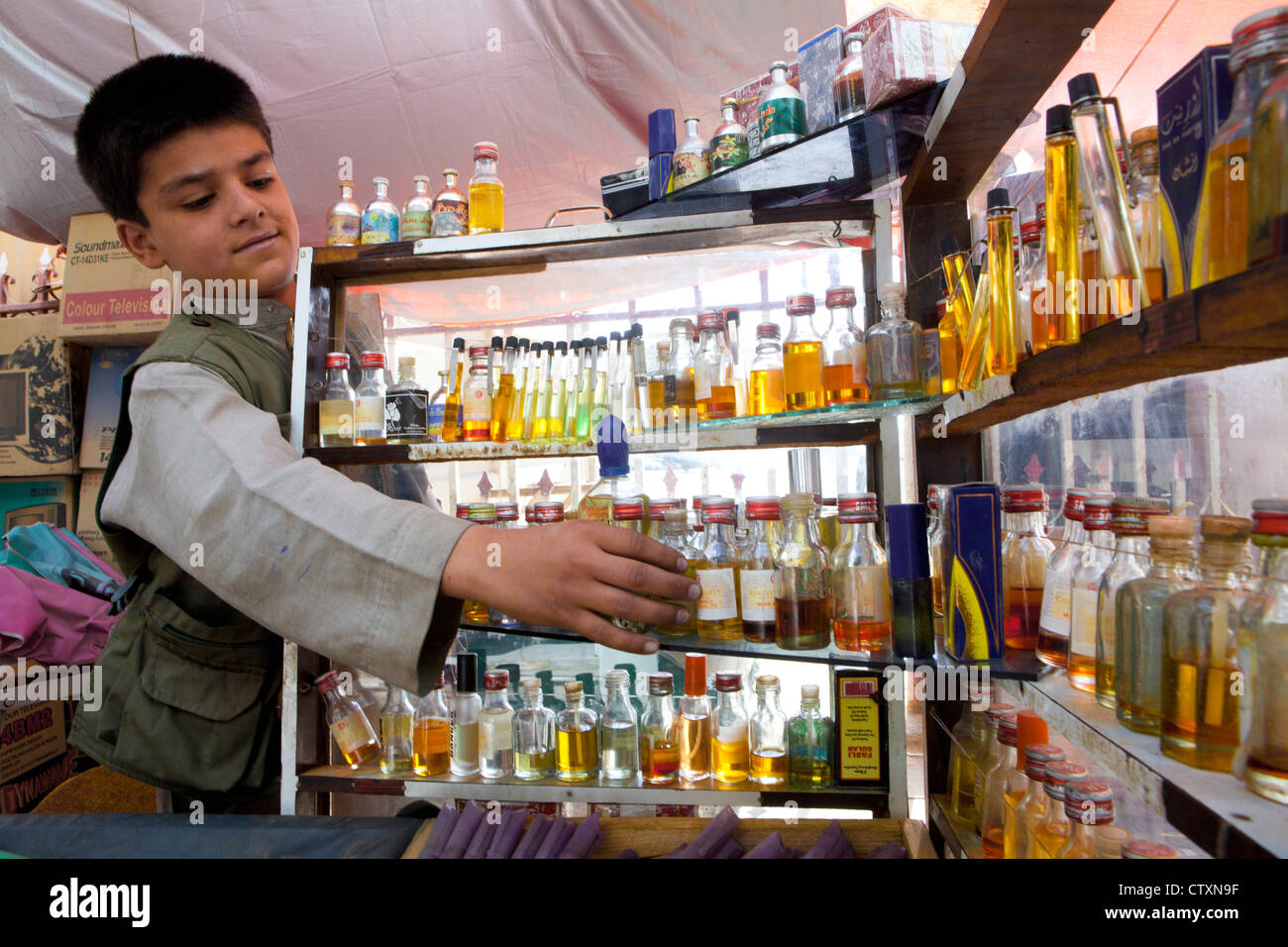 Parfum-Verkäufer in Innenstadt Kunduz, Afghanistan Stockfoto