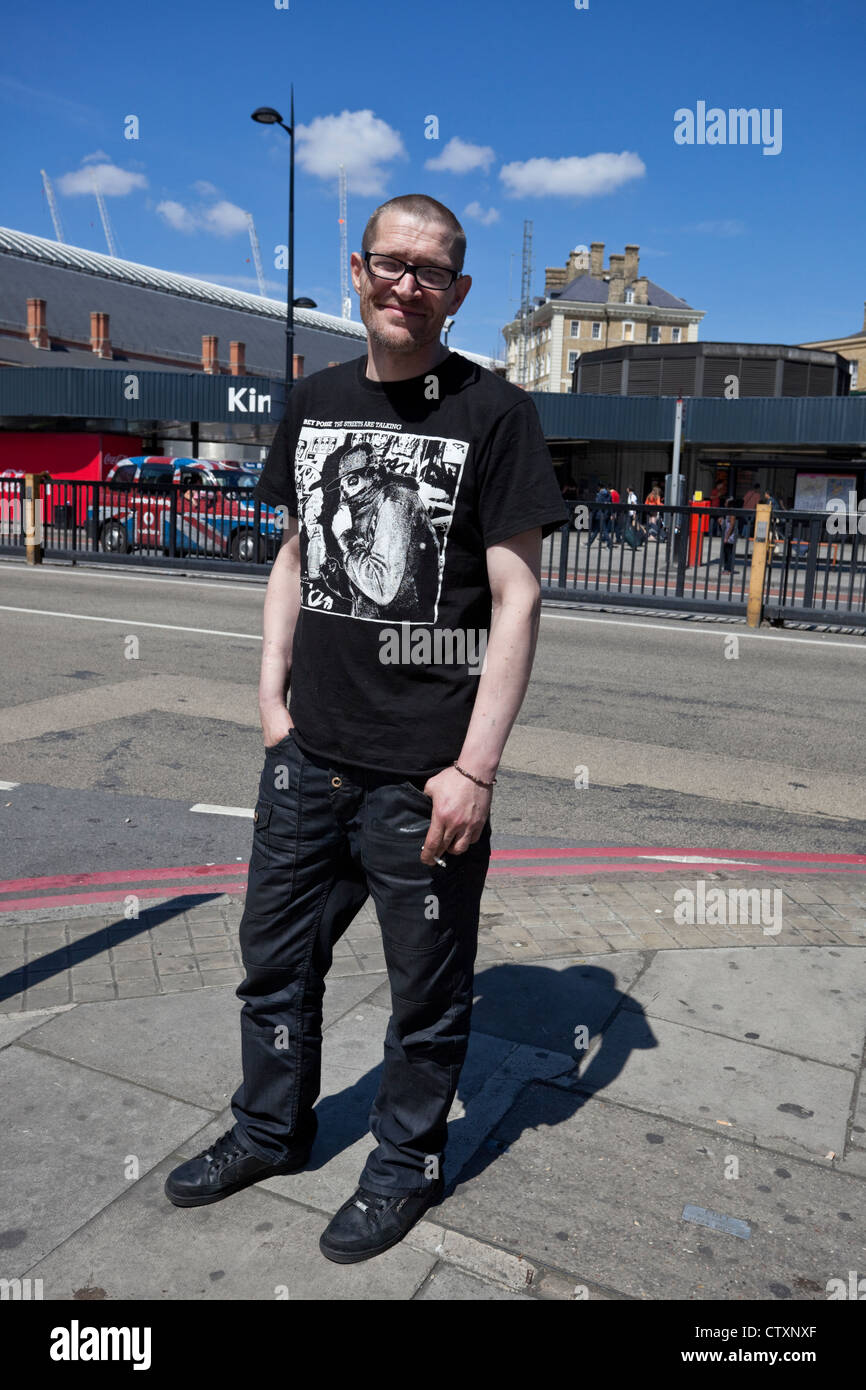 Porträt eines jungen schottischen Mannes in voller Länge, London, England, Großbritannien. Stockfoto