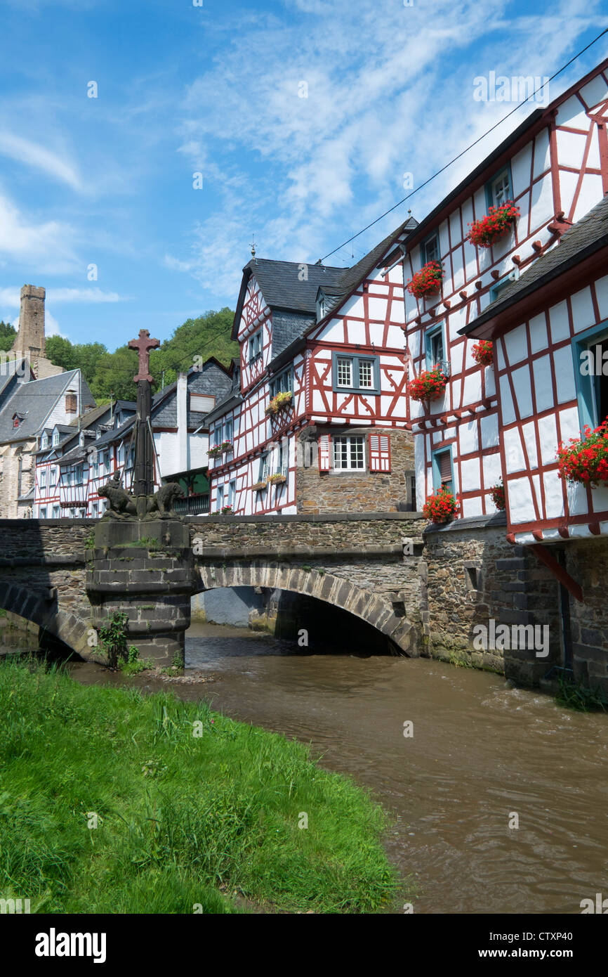 Alte Fachwerkhäuser im historischen Dorf von Monreal in der Eifel Region des Landes Rheinland-Pfalz Deutschland Stockfoto