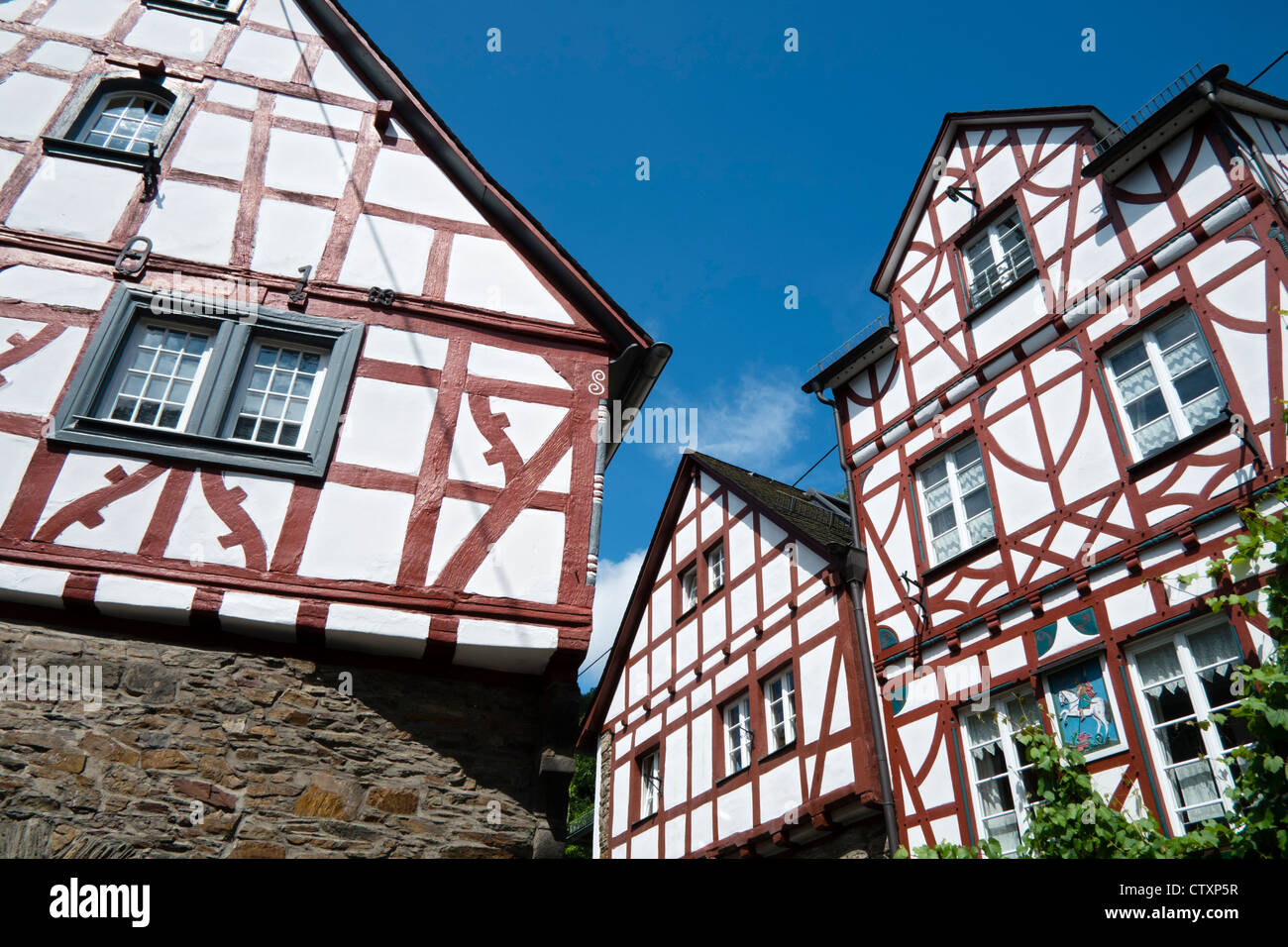 Alte Fachwerkhäuser im historischen Dorf von Monreal in der Eifel Region des Landes Rheinland-Pfalz Deutschland Stockfoto