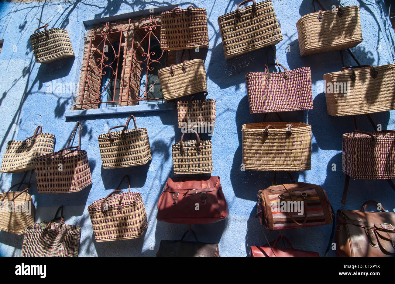 Ledertaschen in der blauen Stadt Chefchaouen, Marokko Stockfoto