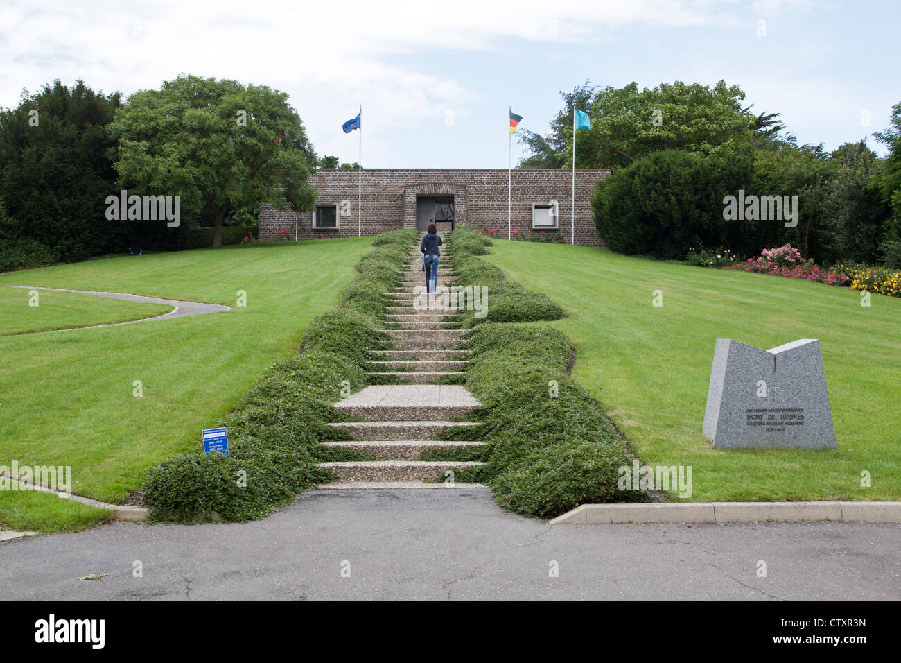 Ein Blick auf den Eingang in die deutsche Kriegsgräberstätte in Mont-de-Huisnes, Huisnes-Sur-Mer, Normandie, Frankreich Stockfoto