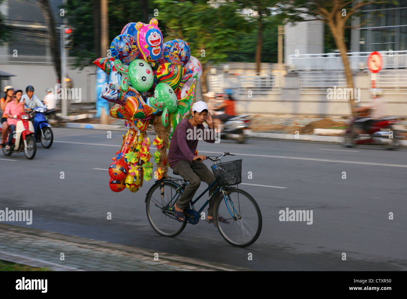 Ballon-Verkäufer auf einem Fahrrad in Ho-Chi-Minh-Stadt (Saigon), Vietnam Stockfoto