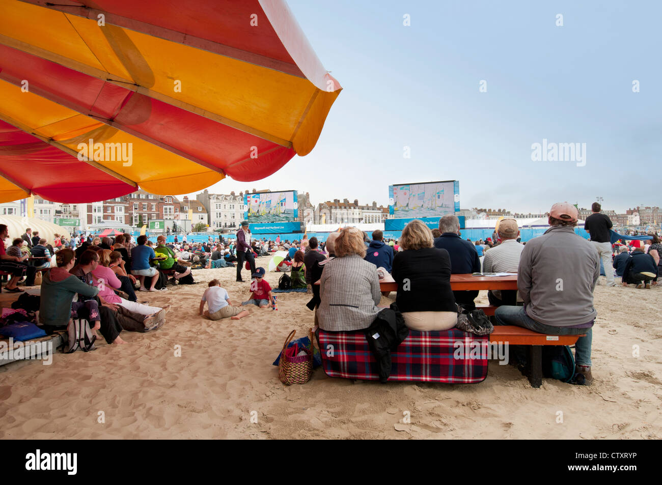 Olympischen Spiele in London 2012, beobachtete Segeln aus Weymouth auf großen Bildschirmen am Strand Stockfoto