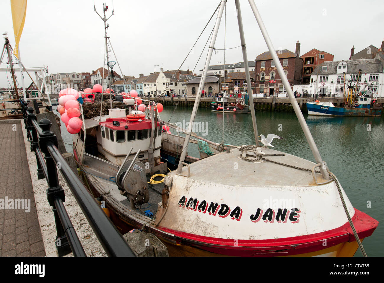 Angelboot/Fischerboot vor Anker im Hafen von Weymouth Stockfoto