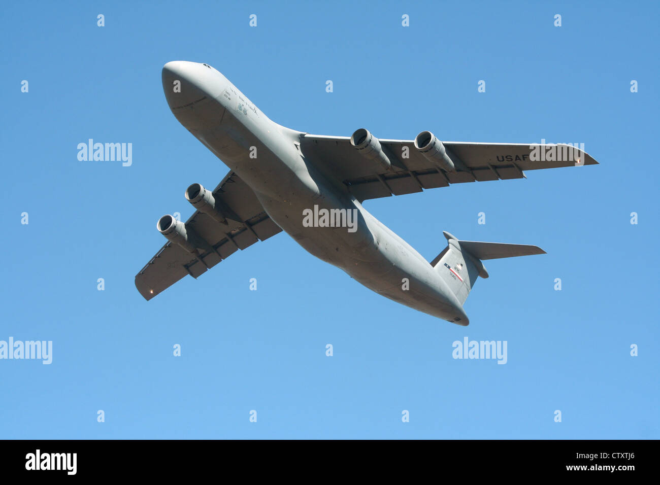 Transportflugzeug der US Air Force c-5 Galaxy ausziehen aus Darwin Flughafen Stockfoto