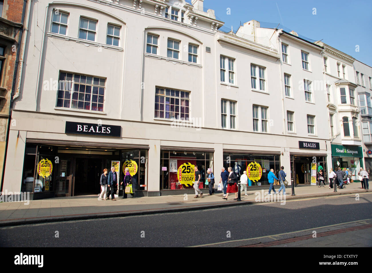 Beales Kaufhaus Einzelhändler mit einem Verkauf auf Worthing West Sussex UK jetzt schließen Stockfoto