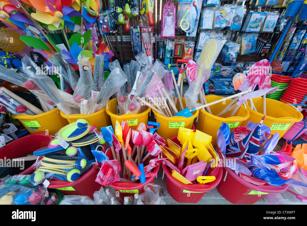 Bunten Kunststoff-Eimer und Spaten und Spielzeug für den Strand in einem Geschäft in Padstow Cornwall UK Stockfoto