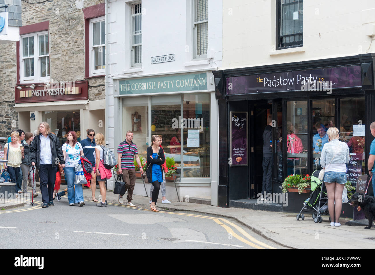 Drei Cornish Pasty Geschäfte in einer Reihe an Padstow North Cornwall UK pastöse Presto Cornish Pasty Shop und Padstow pastös Stockfoto