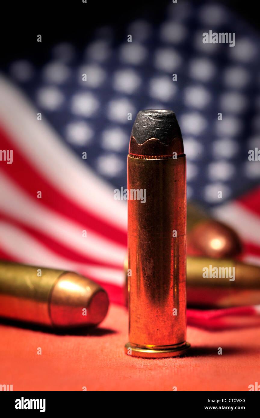 Nichtbezahlten Runden von Waffen mit einer amerikanischen Flagge. Stockfoto