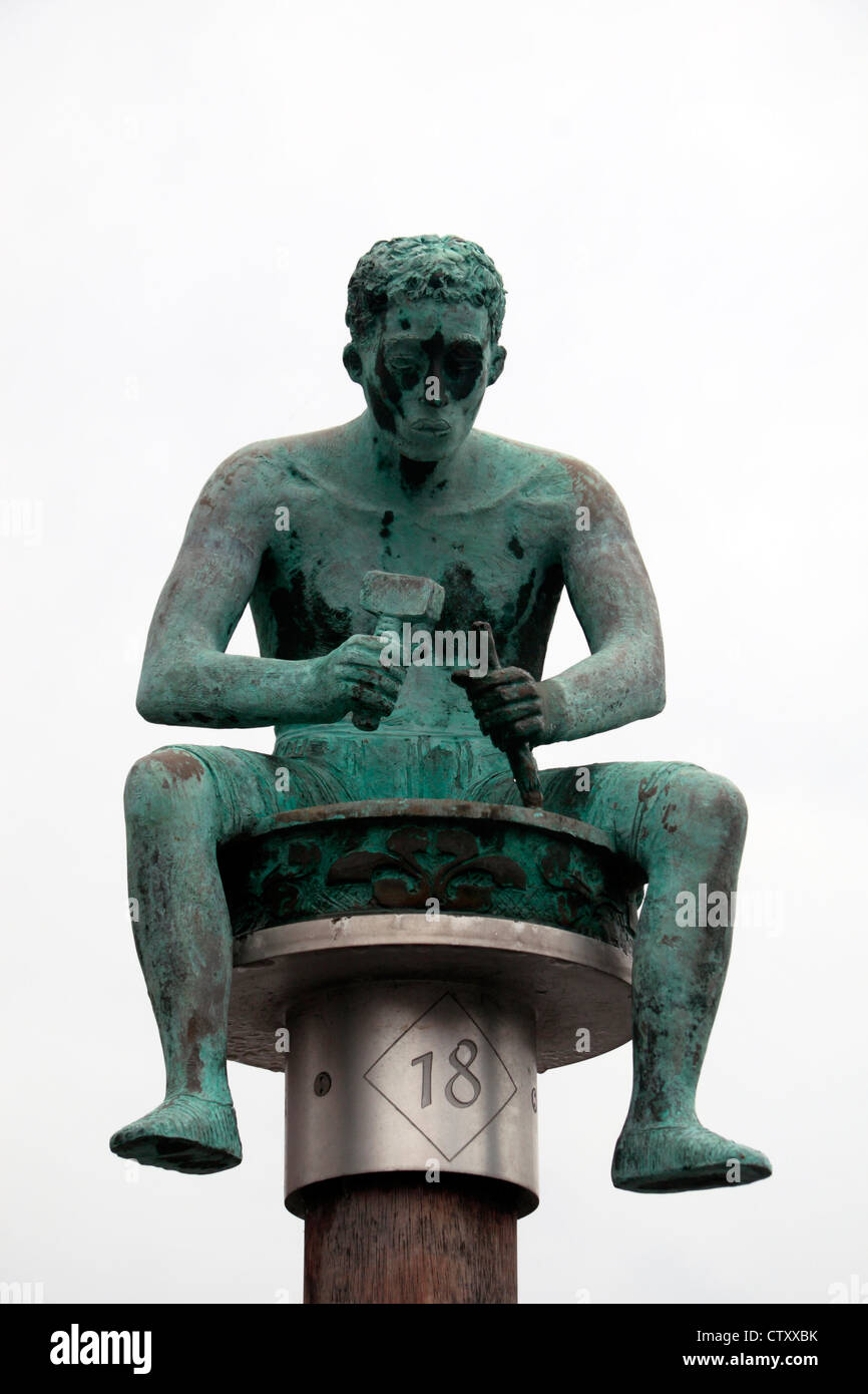 Einer der Christine Jongens kleine bronzenen-Statuen (eines sitzenden Mannes) in Tournai, Hennegau, Belgien. Stockfoto