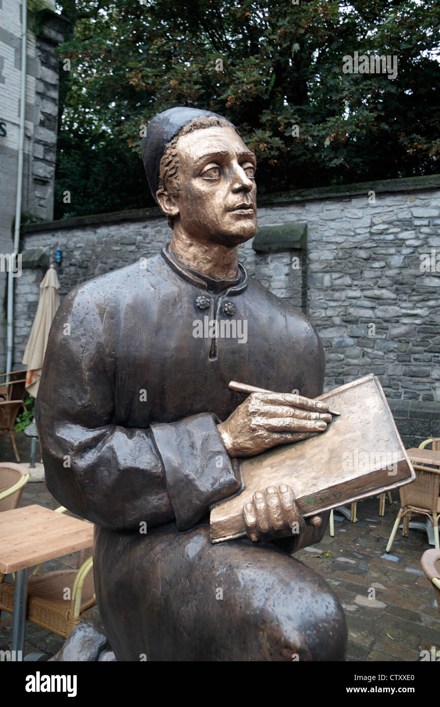 Emaillierte Bronzestatue von Rogier van der Weyden / Roger De La Pasture in Tournai, Hennegau, Belgien. Stockfoto