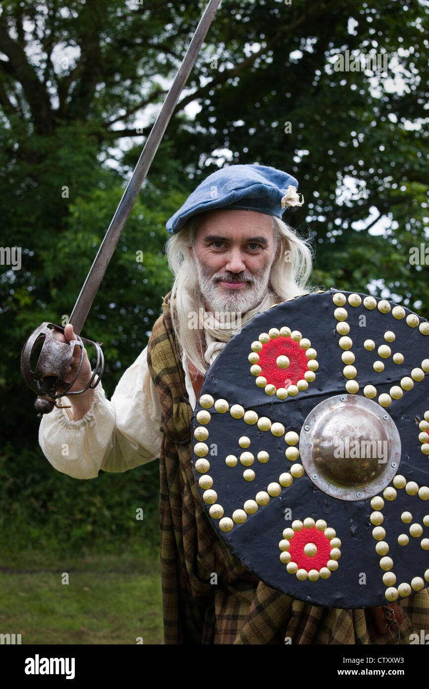 Alex Galbraith, ein Mitglied des Vereins Beowulf Geschichte gekleidet in der Highland Kilt Kleidung von einer jakobitischen Highlander. Stockfoto