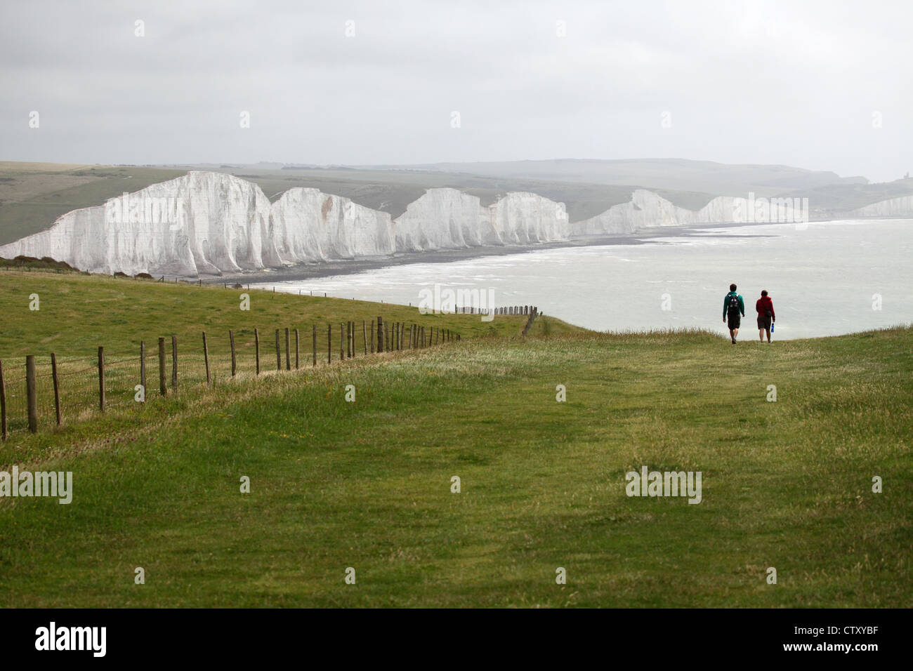 Wanderer freuen sich auf die sieben Schwestern am Beachy Head in East Sussex, England. Stockfoto