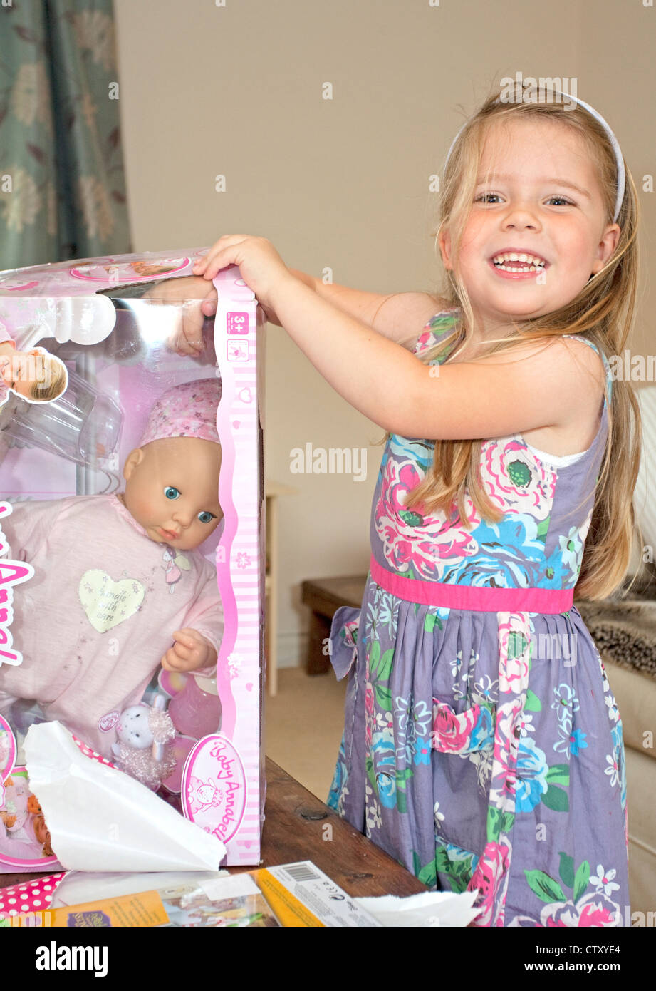 glückliches Kind mit neuen Spielzeugpuppe Stockfoto