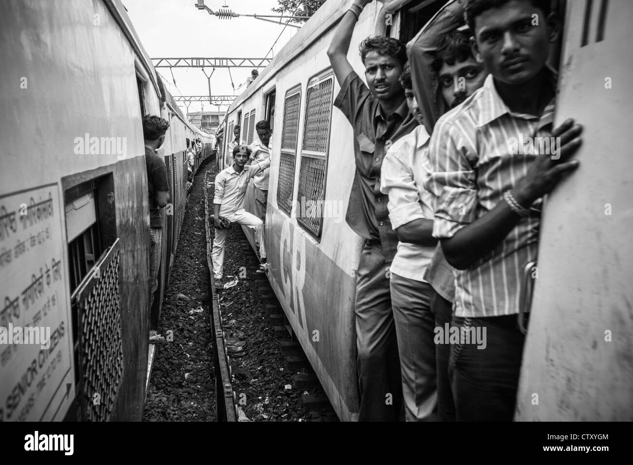 Passagiere auf ihrem täglichen Weg zur Arbeit in Mumbai, Indien Stockfoto