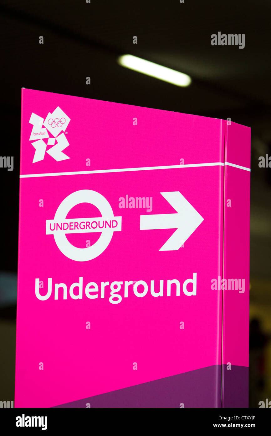 Londoner U-Bahn Schild mit Olympischen Spiele Verjüngungskur, London, UK. Stockfoto